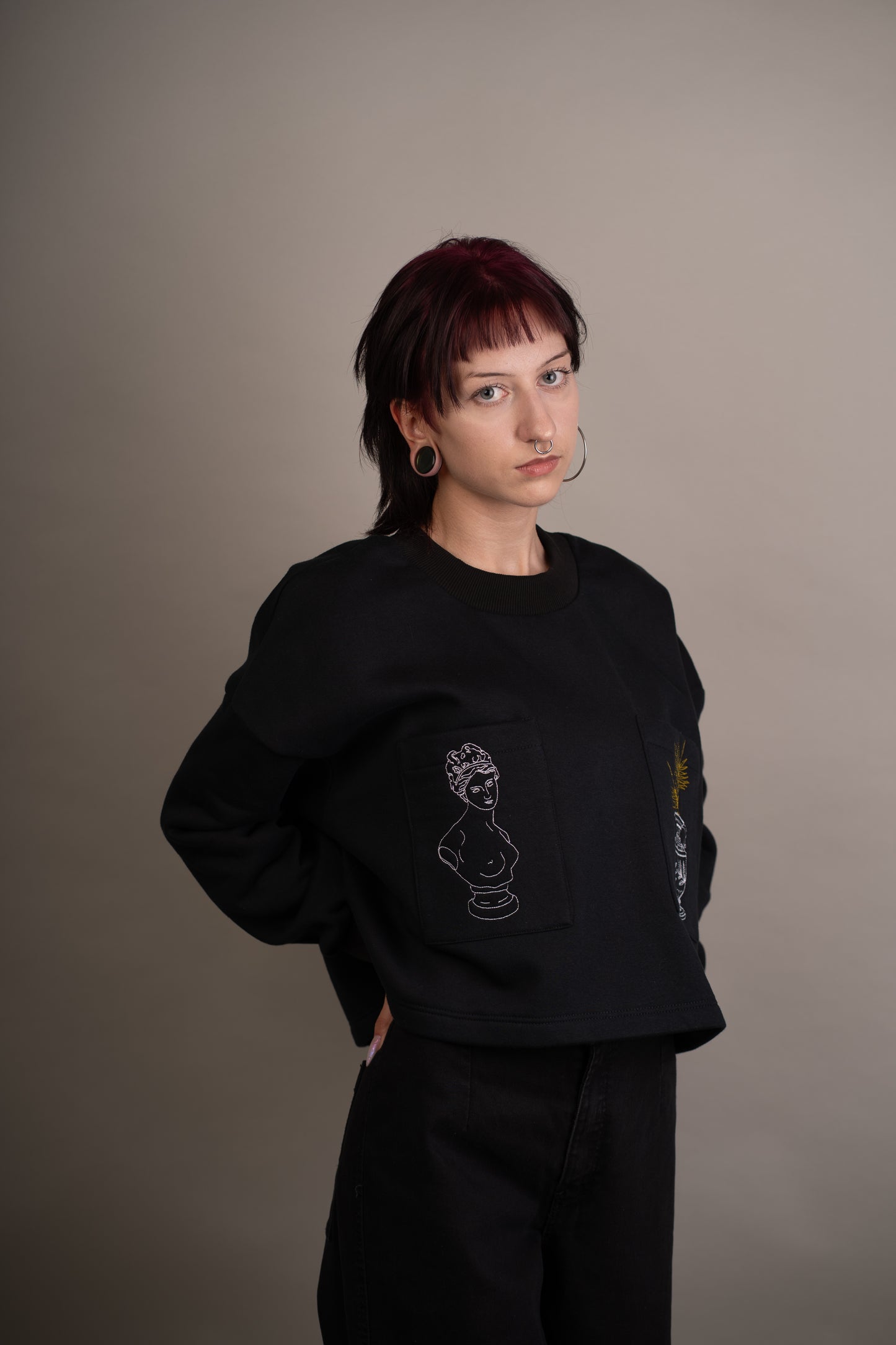 Women's graphic sweatshirt with vase and statue embroidery