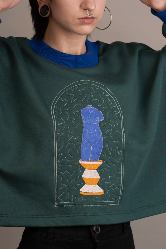 Women's graphic sweatshirt with statue embroidery on chest