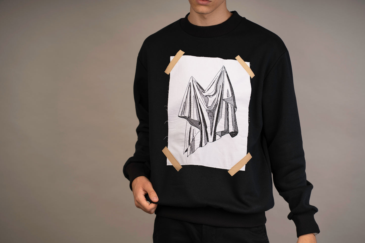 Men's graphic sweatshirt with drapery embroidery