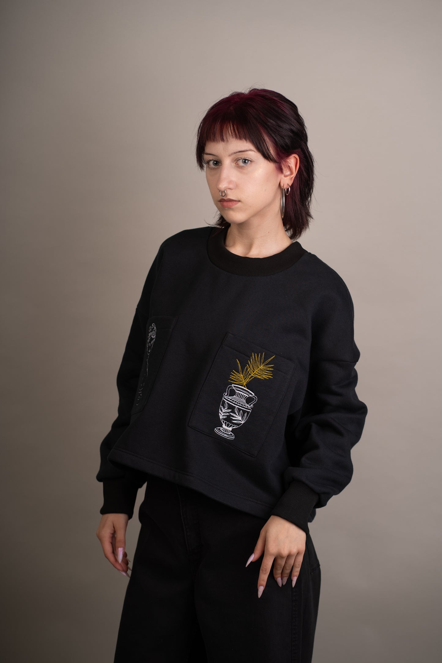 Women's graphic sweatshirt with vase and statue embroidery