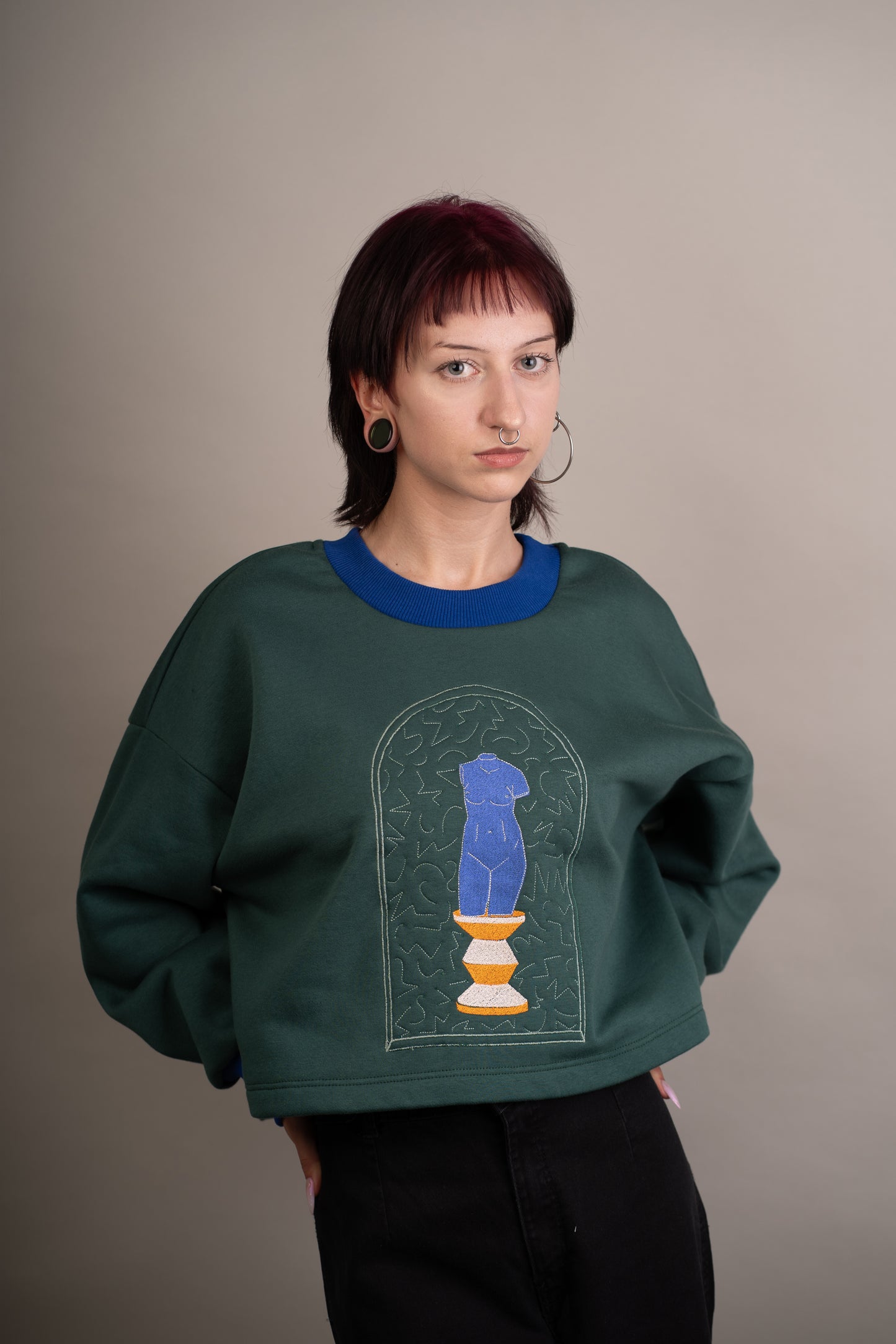 Women's graphic sweatshirt with statue embroidery on chest