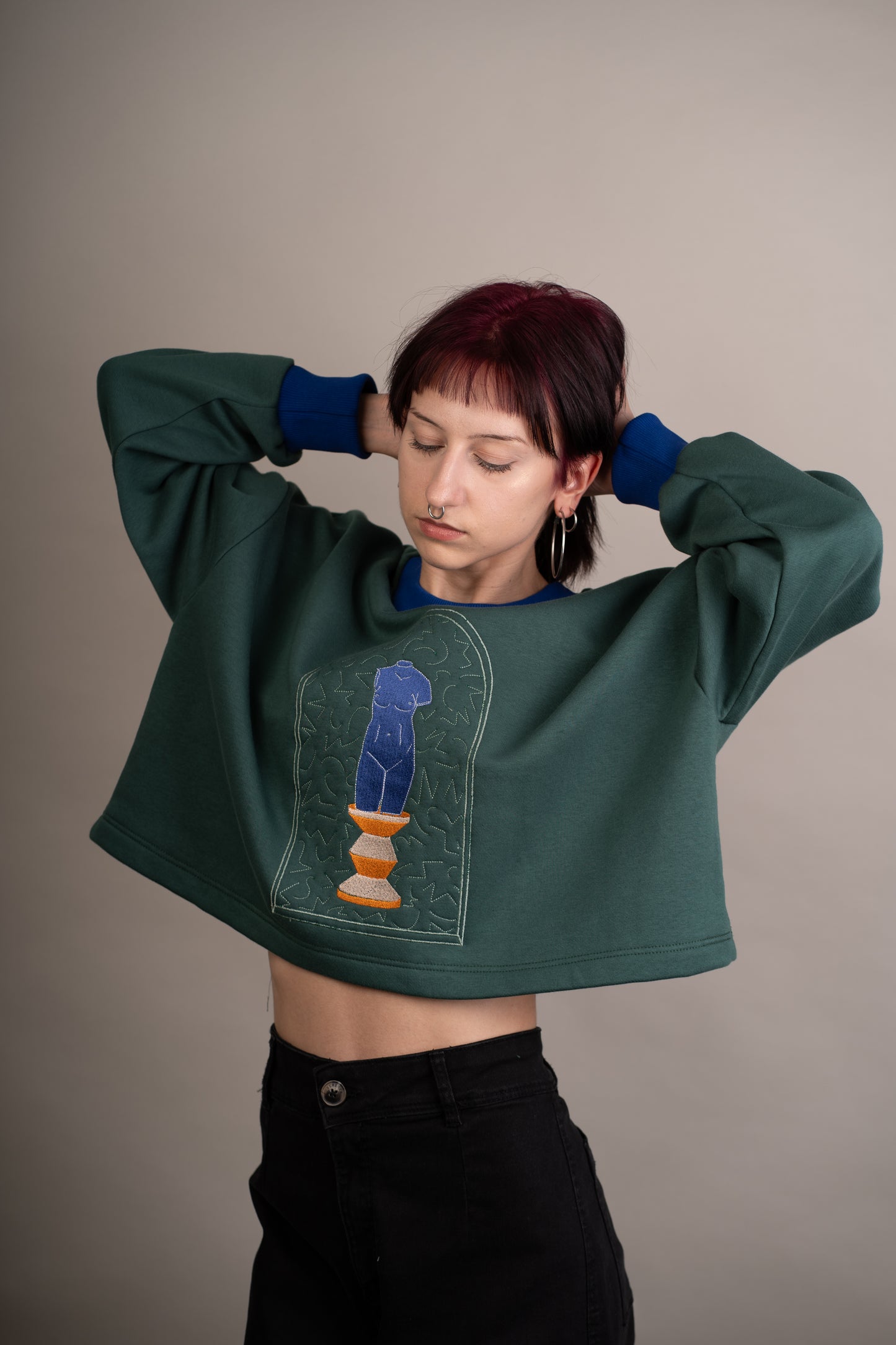 Women's graphic sweatshirt with statue embroidery on chest