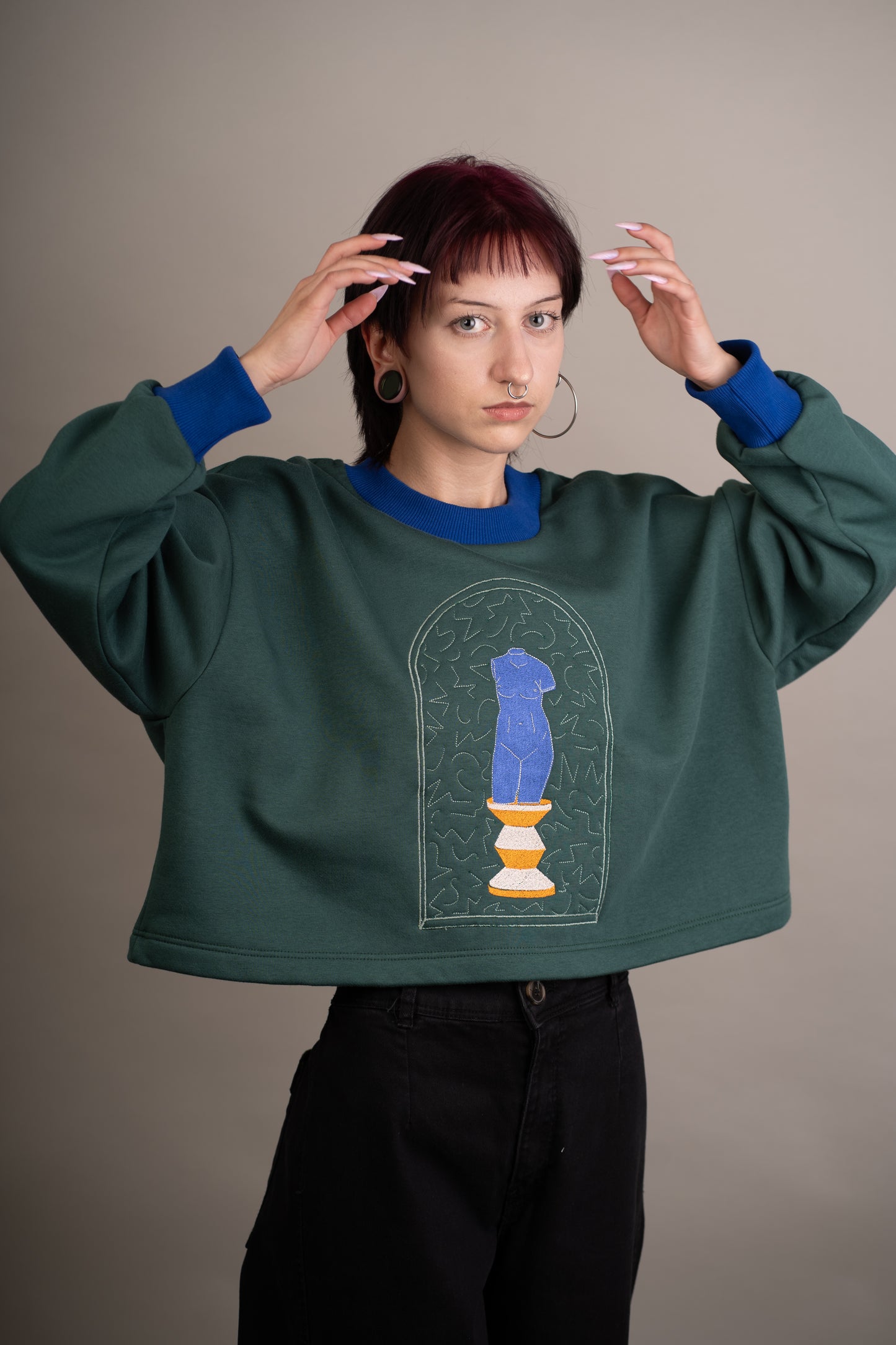 Women's graphic sweatshirt with statue embroidery on chest