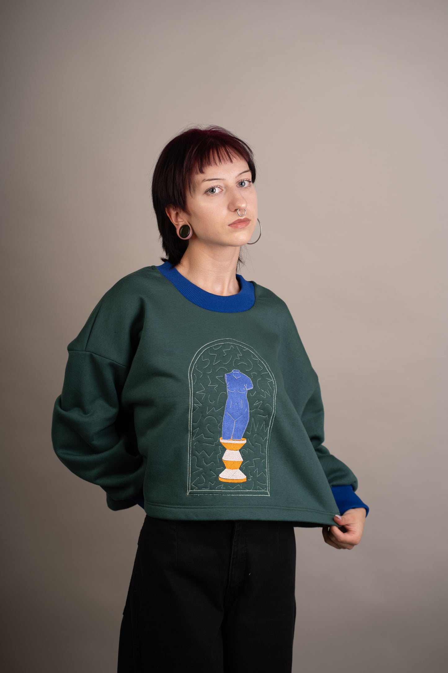 Women's graphic sweatshirt with statue embroidery on chest