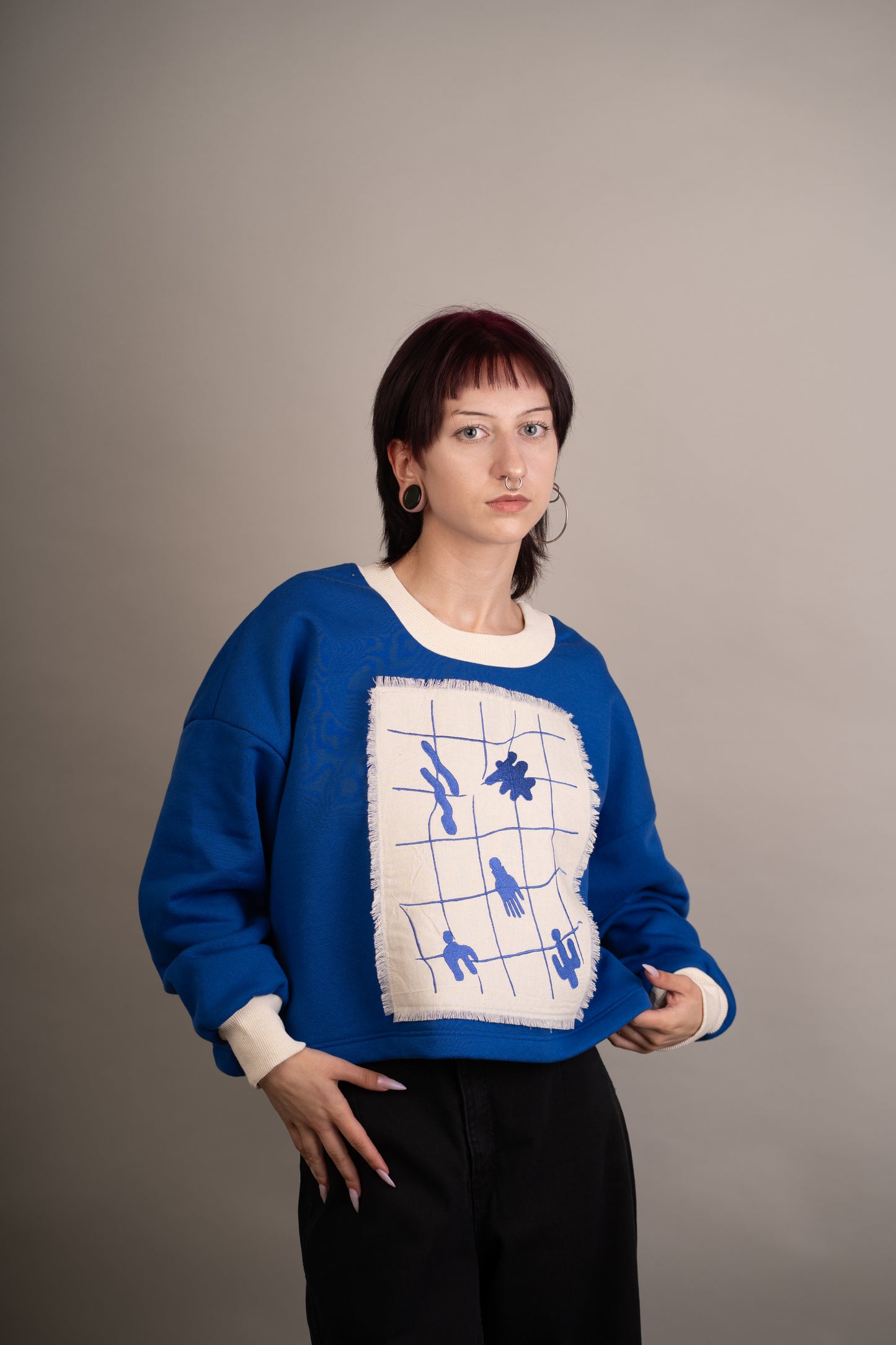 Women's graphic sweatshirt with abstract embroidery