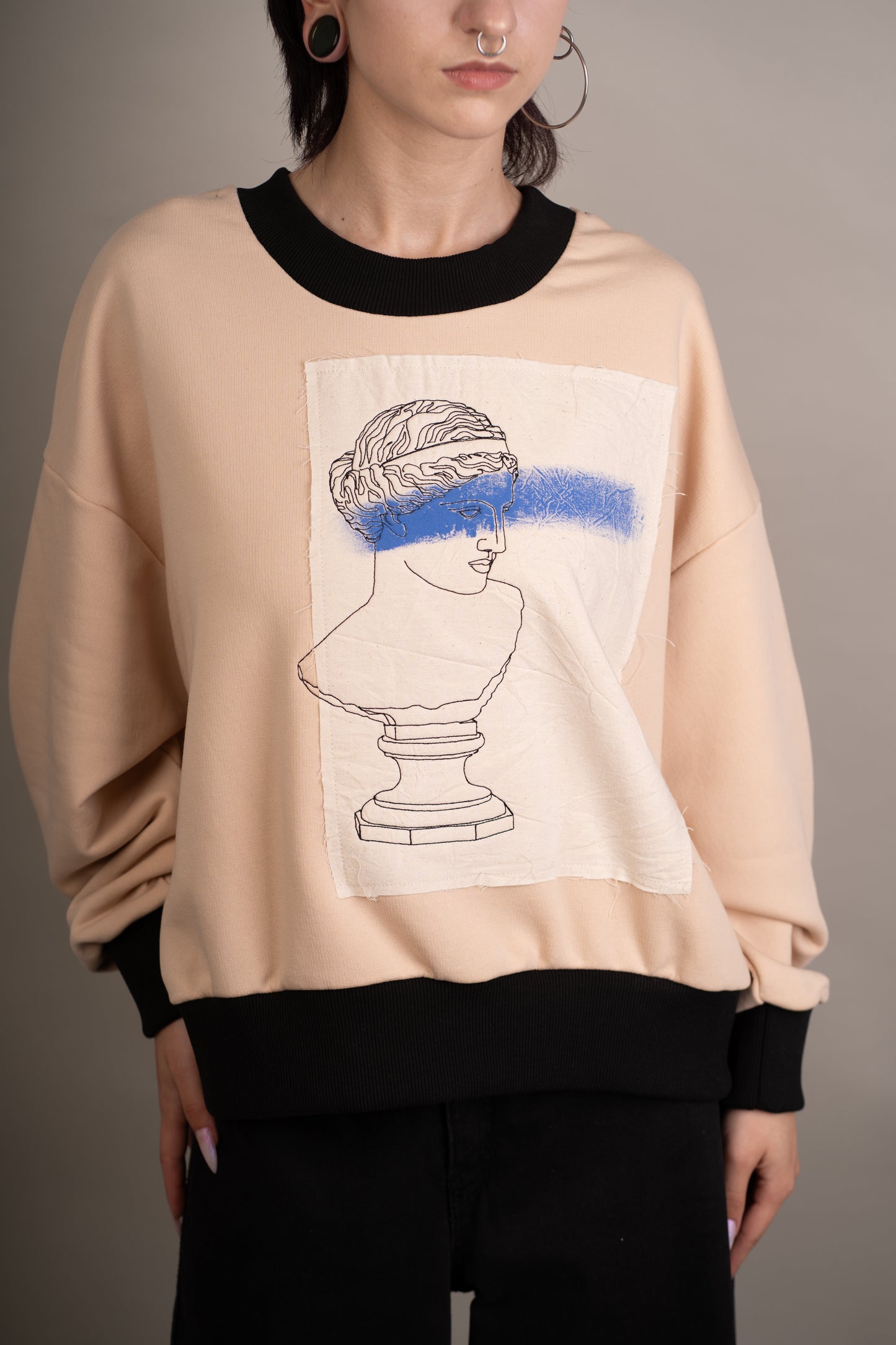 Women's sweatshirt with Aphrodite embroidery