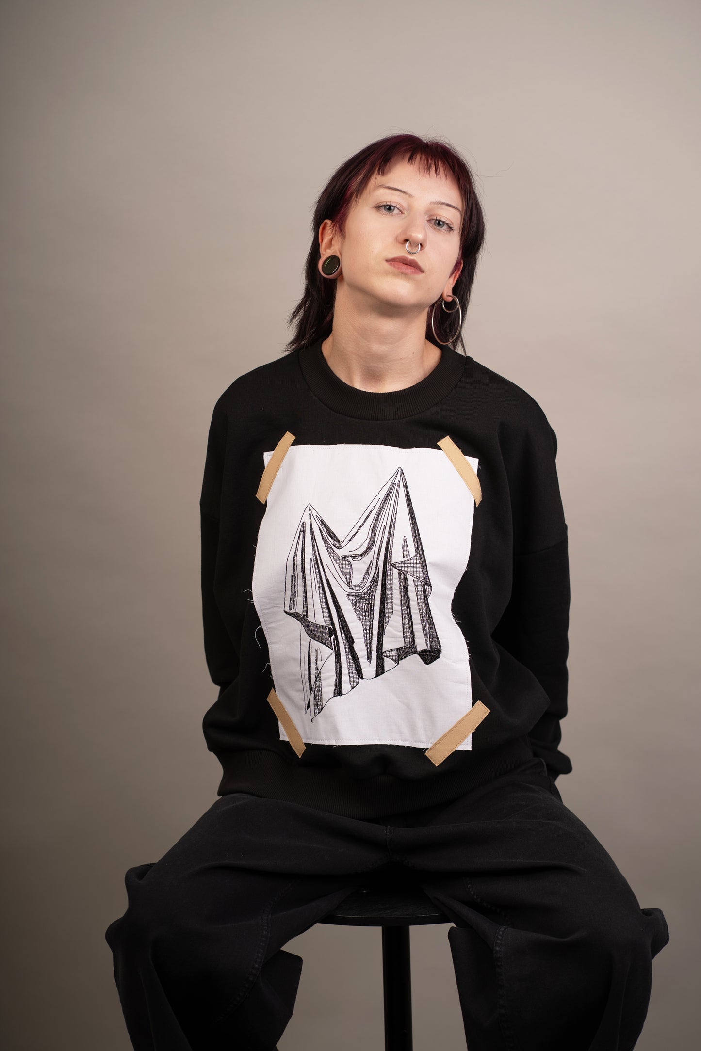 Women's graphic sweatshirt with drapery embroidery