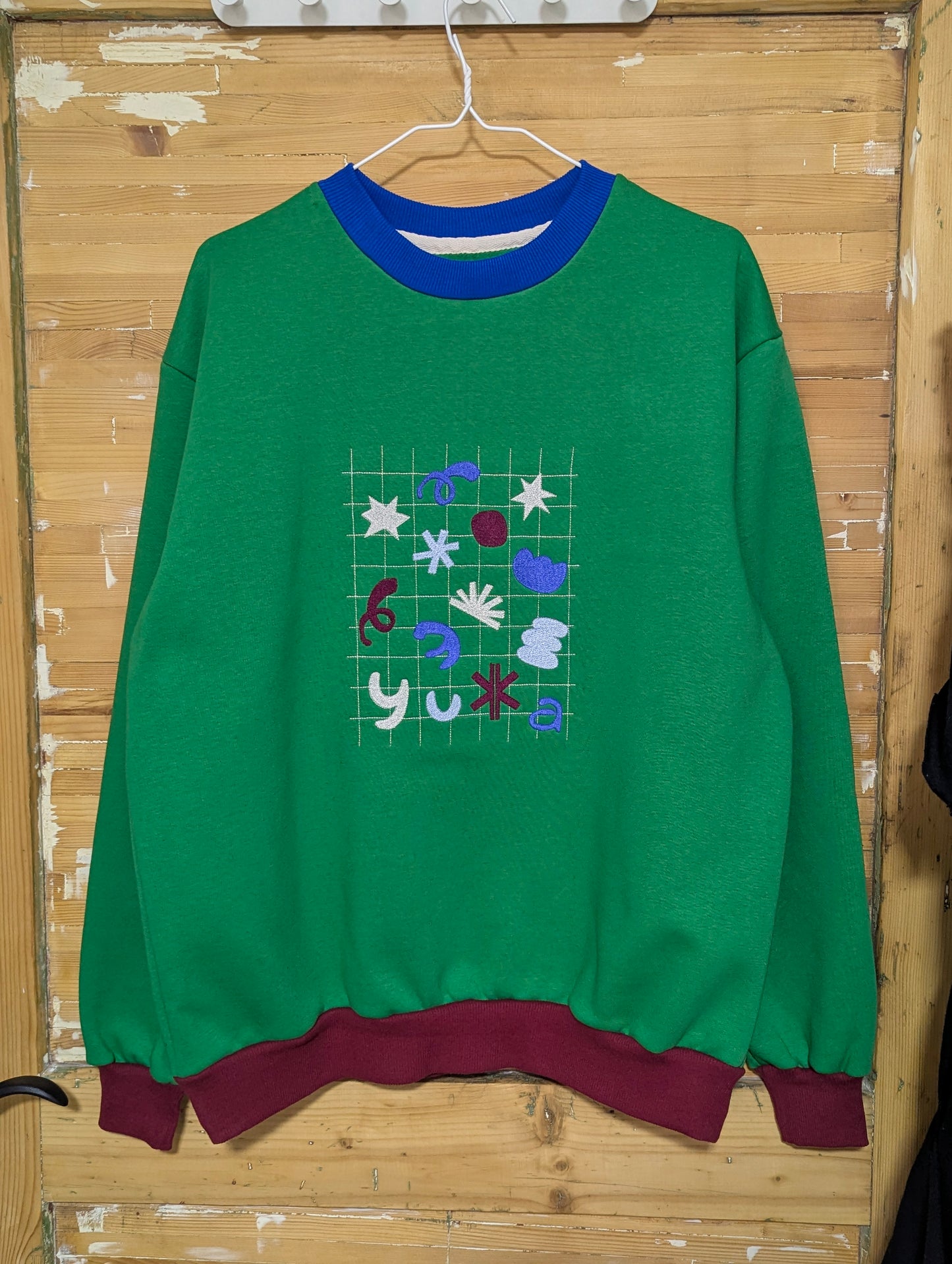 Men's graphic sweatshirt with embroidery